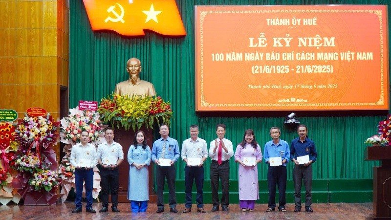 Trao tặng Kỷ niệm chương “Vì sự nghiệp Báo chí Cách mạng Việt Nam” cho 7 hội viên. 3-1505.jpg