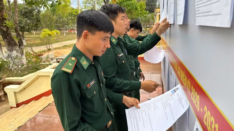 Cán bộ, chiến sĩ Đồn Biên phòng Sêrêpốk, xã Buôn Đôn tìm hiểu lý lịch của những người ứng cử đại biểu Quốc hội khóa XVI và đại biểu Hội đồng nhân dân các cấp nhiệm kỳ 2026-2031.