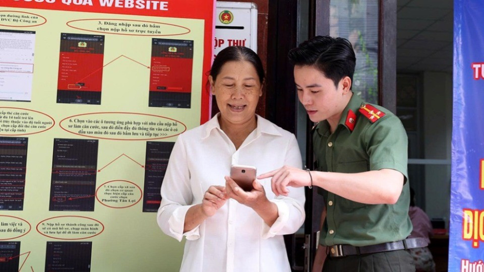 Tình nguyện viên Công an tỉnh Đắk Lắk hỗ trợ người dân thực hiện thủ tục hành chính trên thiết bị điện thoại thông minh. (Ảnh: TUẤN HẢI) img-0183-4325.jpg