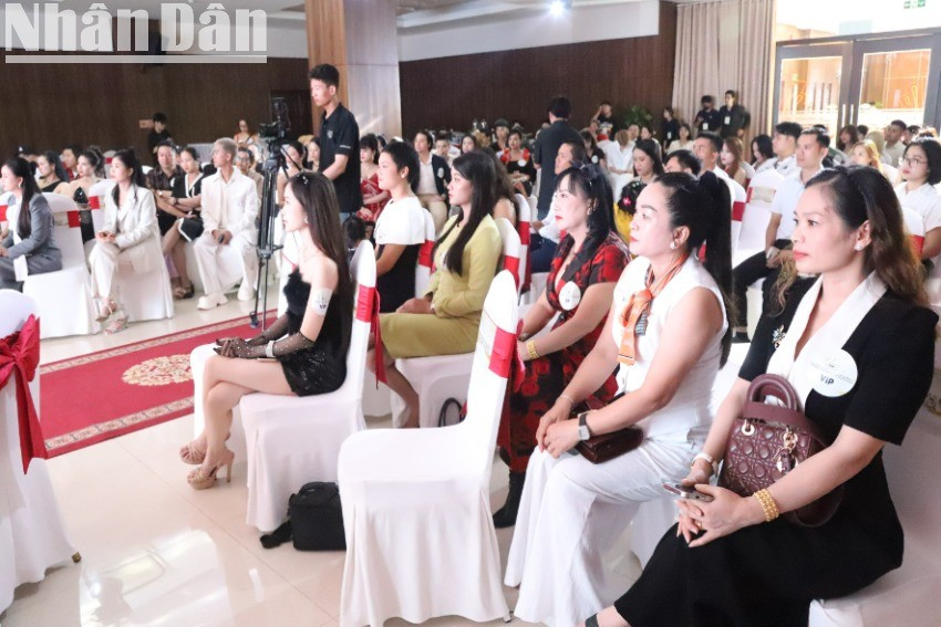 Đông đảo người yêu thích nghệ thuật và sáng tạo nội dung cùng các bạn trẻ tỉnh Đắk Lắk tham dự buổi họp báo. img-1226-5567.jpg