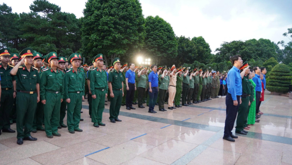 Các đại biểu và đoàn viên, thanh niên tham gia lễ thắp nến. img-0554-7188.jpg