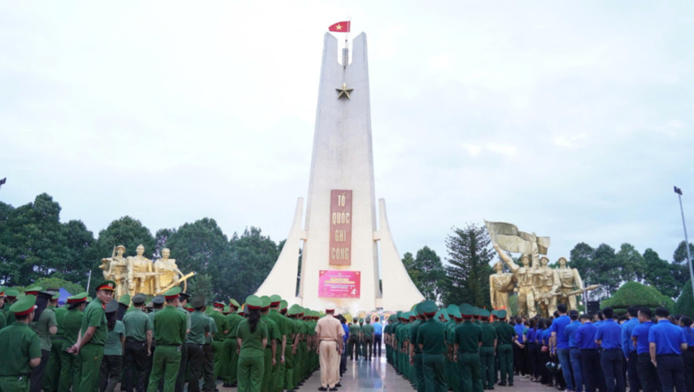 Đông đảo các đoàn viên, thanh niên lực lượng vũ trang tỉnh tham gia lễ thắp nến tri ân các anh hùng liệt sĩ. img-0532-2114.jpg