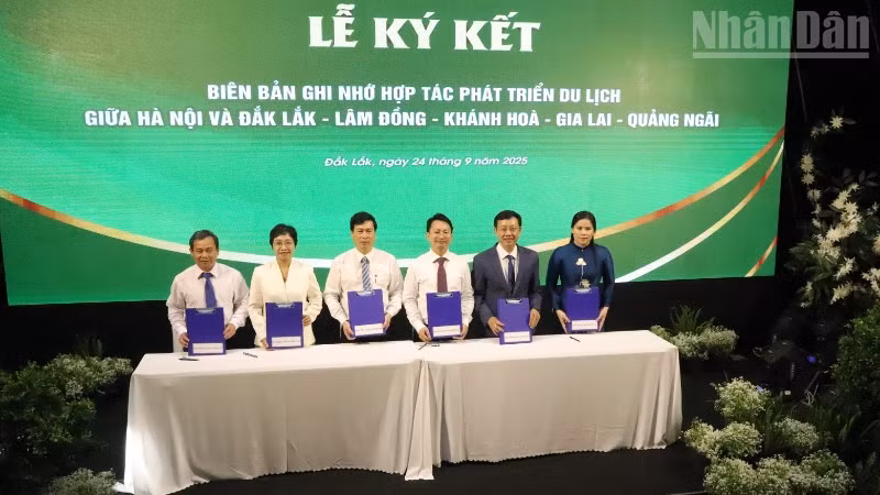 Lãnh đạo Sở Du lịch Hà Nội và Sở Văn hóa, Thể thao và Du lịch các tỉnh Đắk Lắk, Gia Lai, Lâm Đồng, Quảng Ngãi, Khánh Hòa ký kết biên bản hợp tác phát triển du lịch giai đoạn 2026-2030.