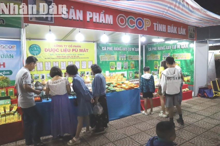 Các gian hàng tại ngày hội trưng bày, giới thiệu sản phẩm hàng hóa phục vụ gia đình, sản phẩm nông nghiệp, đặc sản chất lượng cao, sản phẩm thủ công mỹ nghệ, các sản phẩm OCOP của các vùng miền. img-0675-394.jpg