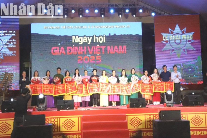 Ban Tổ chức Ngày hội Gia đình Việt Nam năm 2025 tặng cờ lưu niệm cho các đơn vị tham gia ngày hội. img-0668-5847.jpg