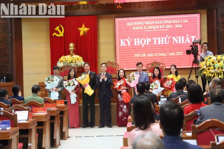 Bí thư Tỉnh ủy Đắk Lắk Nguyễn Đình Trung tặng hoa chúc mừng Chủ tịch, các Phó Chủ tịch và Trưởng các Ban Hội đồng nhân dân tỉnh Đắk Lắk (mới) khóa X, nhiệm kỳ 2021-2026. img-0938-1222.jpg