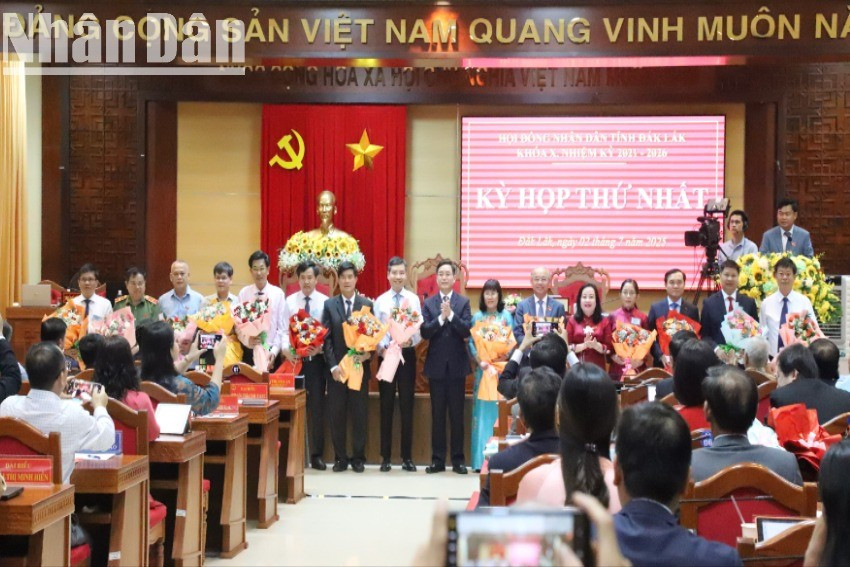 Lãnh đạo Tỉnh ủy và Hội đồng nhân dân tỉnh Đắk Lắk tặng hoa chúc mừng các Ủy viên Ủy ban nhân dân tỉnh nhiệm kỳ 2021-2026. img-0958-9258.jpg