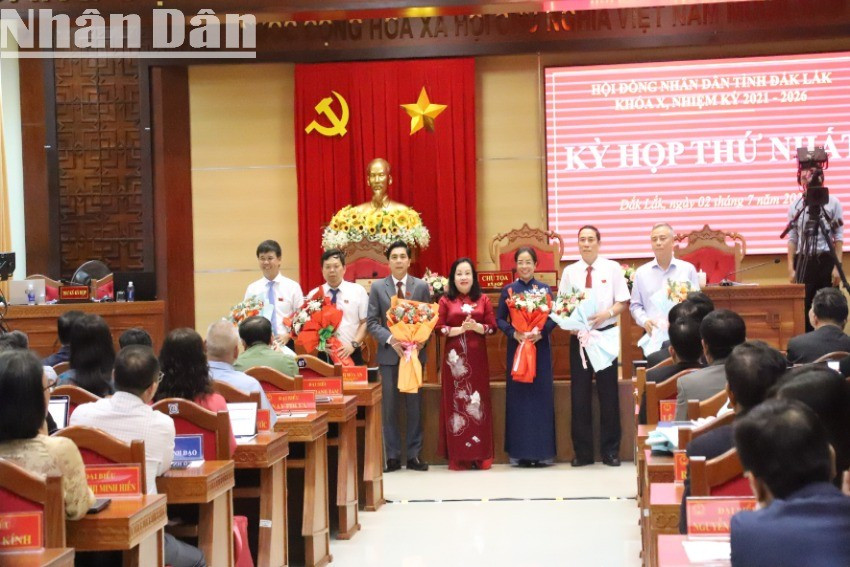 Phó Bí thư Thường trực Tỉnh ủy, Chủ tịch Hội đồng nhân dân tỉnh Đắk Lắk Cao Thị Hòa An tặng hoa cảm ơn các đồng chí thôi nhiệm vụ Hội đồng nhân dân tỉnh khóa X, nhiệm kỳ 2021-2026. img-0945-5570.jpg
