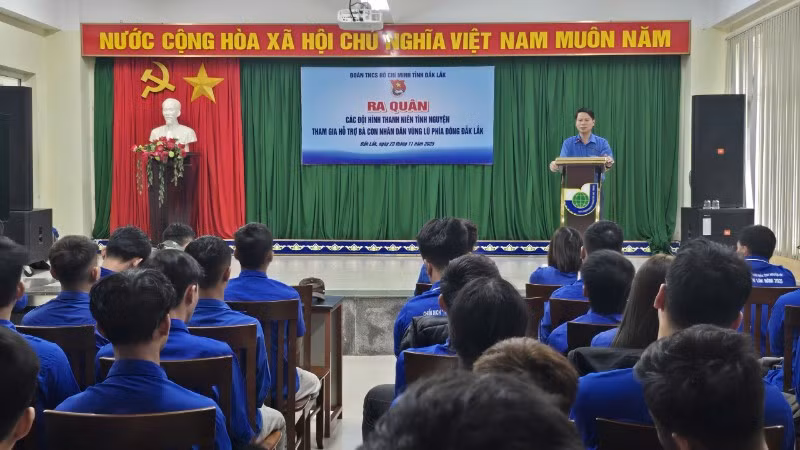 Quang cảnh buổi lễ ra quân.