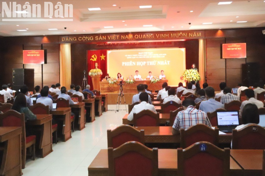 Phiên họp được tổ chức theo hình thức trực tiếp tại hội trường Ủy ban nhân dân tỉnh và trực tuyến tới điểm cầu của 102 xã, phường trên địa bàn tỉnh Đắk Lắk. img-1166-8582.jpg