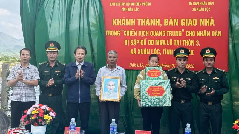 Lãnh đạo Bộ đội Biên phòng Đắk Lắk và xã Xuân Lộc bàn giao nhà, tặng quà cho gia đình bà Phạm Tôn Nữ Lệ Kiều.