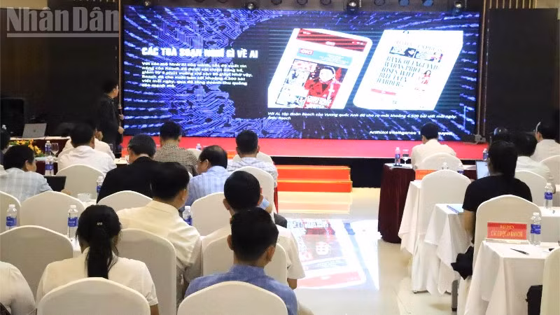 Các học viên tiếp thu kiến thức về ứng dụng trí tuệ nhân tạo (AI) trong công tác tuyên truyền, thông tin đối ngoại.