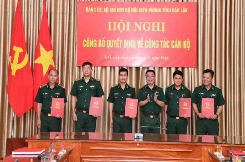 Lãnh đạo Bộ Chỉ huy Bộ đội Biên phòng tỉnh Đắk Lắk trao quyết định về công tác cán bộ. img-0803-3023.jpg