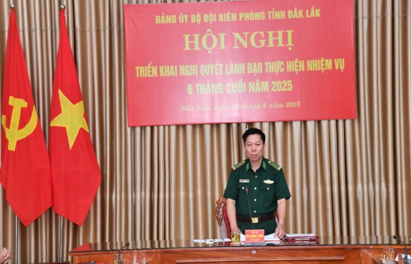 Đại tá Đỗ Quang Thấm, Bí thư Đảng ủy Bộ đội Biên phòng tỉnh Đắk Lắk phát biểu tại hội nghị. img-0806-9132.jpg
