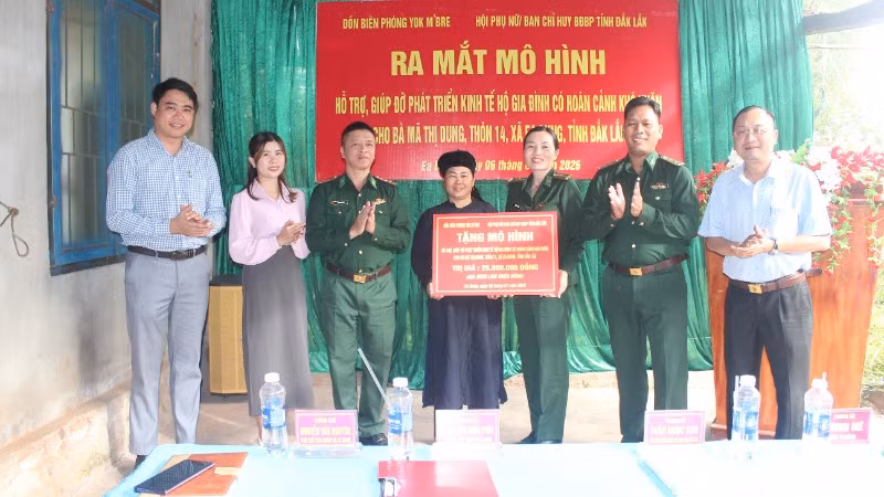 Đồn Biên phòng Yok M’bre và Hội Phụ nữ Ban Chỉ huy Bộ đội Biên phòng tỉnh trao mô hình “hỗ trợ, giúp đỡ phát triển kinh tế hộ gia đình có hoàn cảnh khó khăn” cho gia đình bà Mã Thị Dung tại thôn 14, xã Ea Bung.