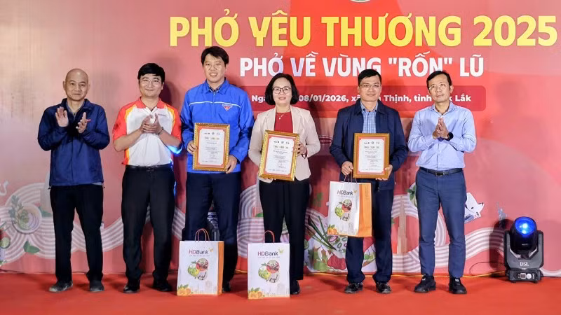 Ban tổ chức gửi thư cảm ơn đến các sở, ban, ngành phối hợp tổ chức Chương trình Phở yêu thương về với bà con vùng “rốn lũ” Hòa Thịnh.