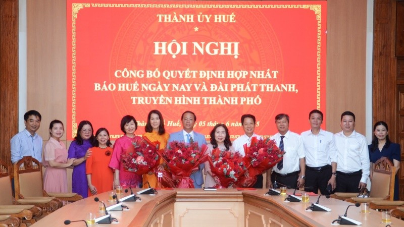 Lãnh đạo chủ chốt Báo Huế ngày nay và Đài Phát thanh-Truyền hình thành phố Huế chụp ảnh tại buổi lễ công bố. 4.jpg