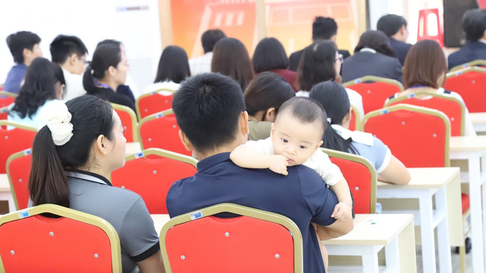 Một em bé chào đời bằng thụ tinh trong ống nghiệm được cha mạ đưa đến dự lễ kỷ niệm. ndo_tl_img-2362-4348.jpg