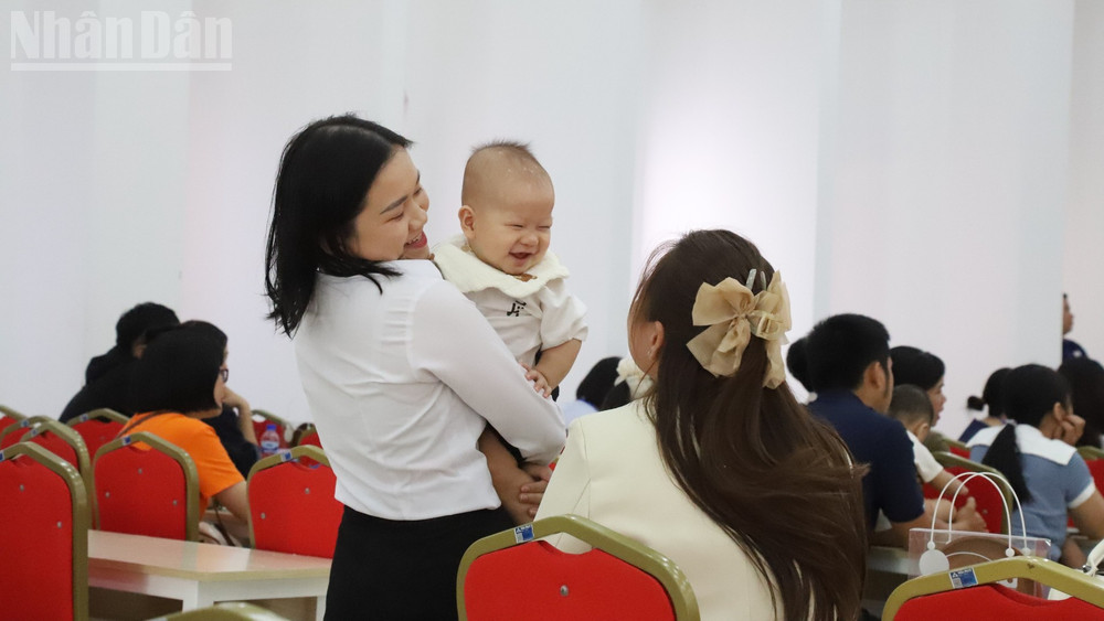 Một em bé chào đời bằng thụ tinh trong ống nghiệm kháu khỉnh cùng người thân. ndo_tl_img-2399-1747.jpg