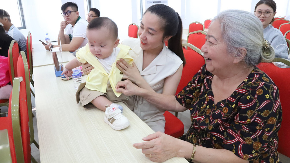 Nhiều người lớn tuổi hết sức vui vẻ, hạnh phúc cùng con cháu đế dự lễ kỷ niệm. ndo_tl_img-2354-6862.jpg