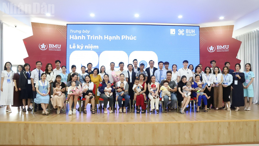 Các gia đình hiếm muộn chụp hình kỷ niệm với lãnh đạo Bệnh viện Đại học Y Dược Buôn Ma Thuột. ndo_tl_img-2458-877.jpg