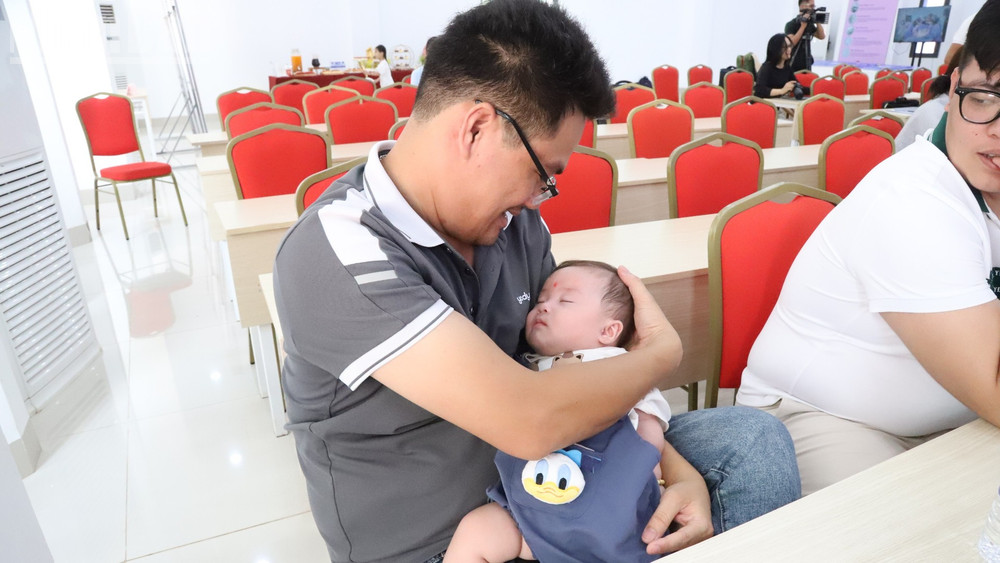 Một ông bố đang chăm ngon ngũ tại lễ kỷ niệm. ndo_tl_img-2325-7113.jpg