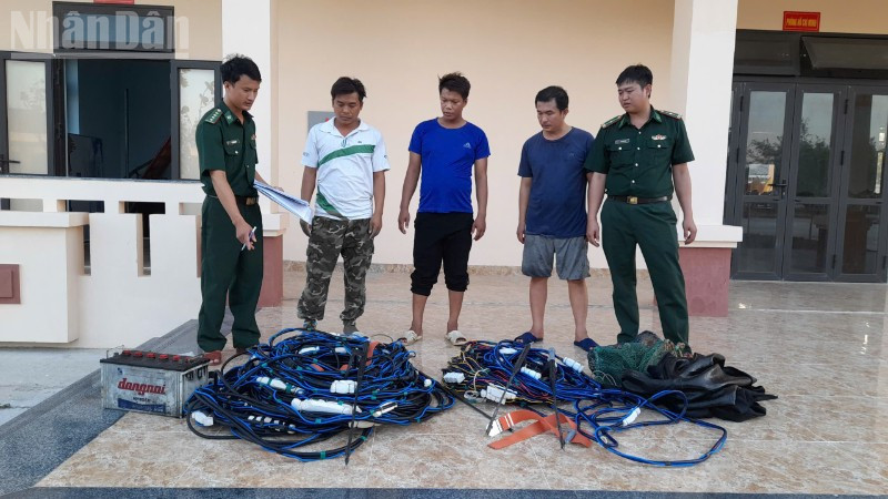 Các lao động trên tàu và tang vật vi phạm. ndo_tl_img-0757-2119.jpg