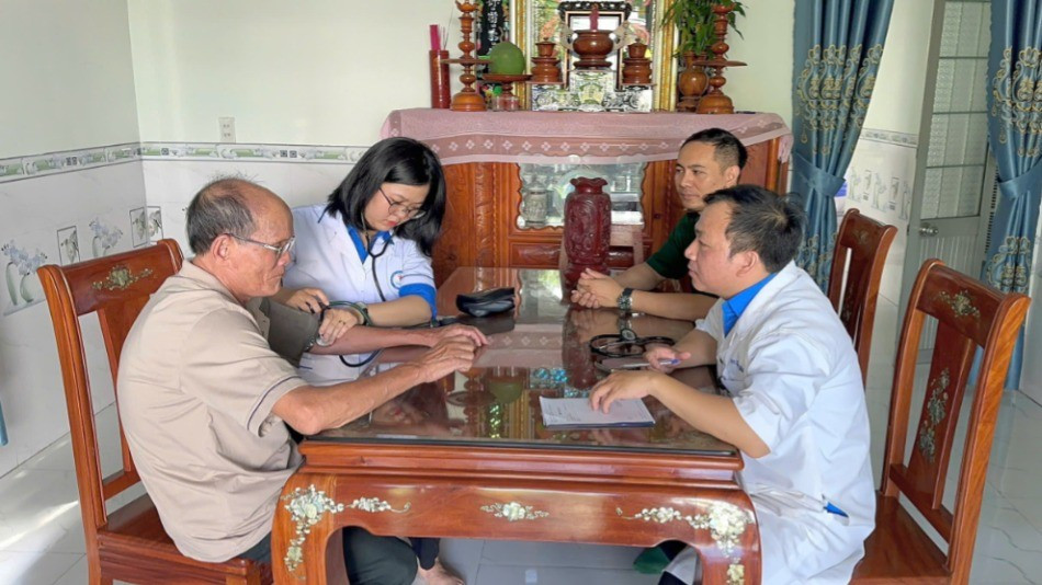 Đồn Biên phòng Xuân Đài phối hợp Trung tâm y tế Sông Cầu đã đến thăm khám bệnh các gia đình chính sách. img-0771-8090.jpg