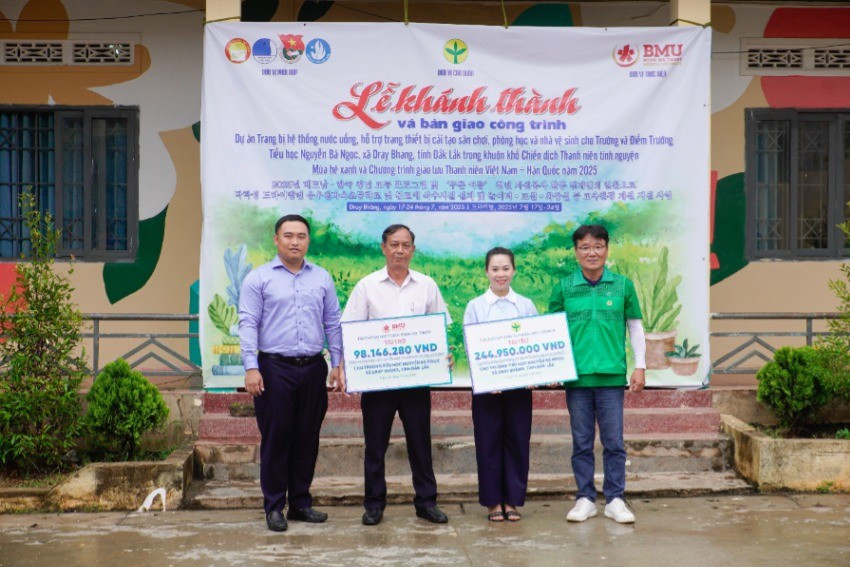 Các đơn vị tài trợ trao kinh phí xây dựng công trình cho lãnh đạo Trường tiểu học Nguyễn Bá Ngọc. img-0560-5608.jpg