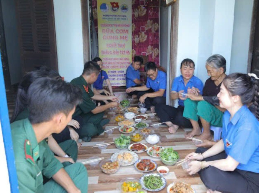 Hải đội Biên phòng 2 phối hợp Đoàn phường Tuy Hòa tổ chức chương trình “Bữa cơm cùng mẹ - Nghĩa tình tháng Bảy tri ân”. img-0769-4976.jpg