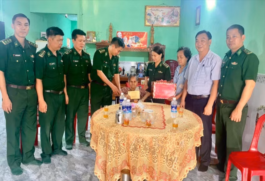 Đoàn công tác Ban Chỉ huy Bộ đội Biên phòng tỉnh Đắk Lắk và Ủy ban nhân dân xã Ia Rvê thăm và tặng quà Mẹ Việt Nam Anh hùng Nguyễn Thị Xuân.