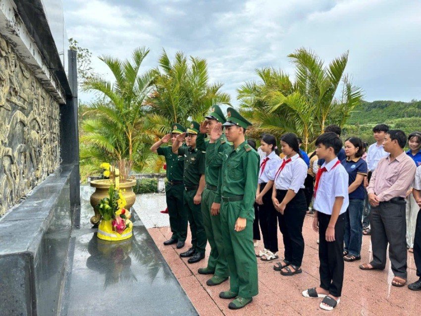 Đồn Biên phòng An Hải phối hợp các đơn vị tổ chức tri ân tại Bia ghi danh nơi thành lập Đại đội An ninh vũ trang Phú Yên. img-0770-4363.jpg