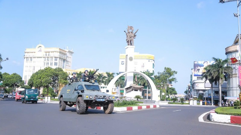 Các đơn vị Công an tỉnh Đắk Lắk diễu hành ở khu vực trung tâm phường Buôn Ma Thuột. img-0168-8587.jpg