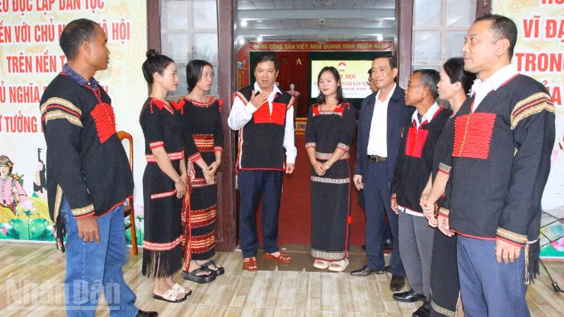 Bí thư Tỉnh ủy Đắk Lắk Lương Nguyễn Minh Triết (người đứng thứ 4 từ trái sang) trao đổi với lãnh đạo xã Cư Pui và bà con buôn Đăk Tuôr. 