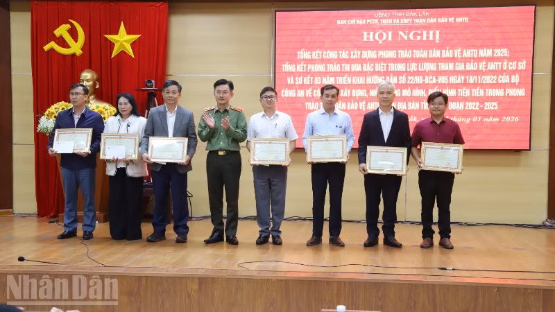 Các tập thể ở Đắk Lắk được Bộ trưởng Công an tặng Bằng khen có thành tích xuất sắc trong phong trào toàn dân bảo vệ an ninh Tổ quốc năm 2025.