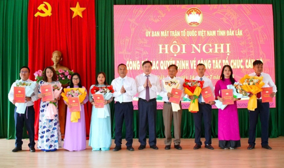 Chủ tịch Ủy ban Mặt trận Tổ quốc Việt Nam tỉnh Đắk Lắk Y Giang Gry Niê Knơng trao quyết định nhân sự các ban chuyên môn.