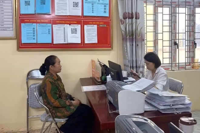 Giải quyết thủ tục hành chính cho người dân tại Trung tâm Phục vụ hành chính công phường Đức Xuân.