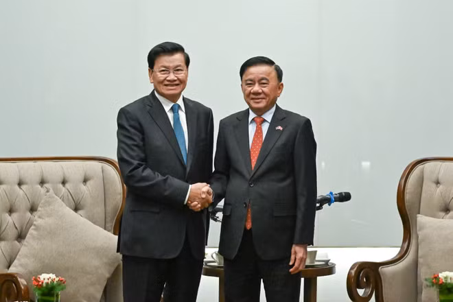 Thường trực Ban Bí thư Trần Cẩm Tú và Tổng Bí thư, Chủ tịch nước Lào Thongloun Sisoulith. (Ảnh: DUY LINH)