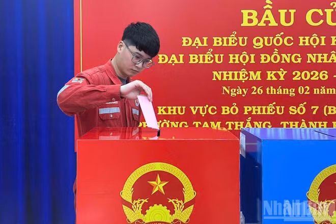Cử tri bỏ phiếu tại khu vực bỏ phiếu sớm số 7, bầu đại biểu Quốc hội khóa XVI và đại biểu Hội đồng nhân dân các cấp nhiệm kỳ 2026-2031, ngày 26/2/2026, tại phường Tam Thắng, Thành phố Hồ Chí Minh. (Ảnh: HẢI CHÍNH)