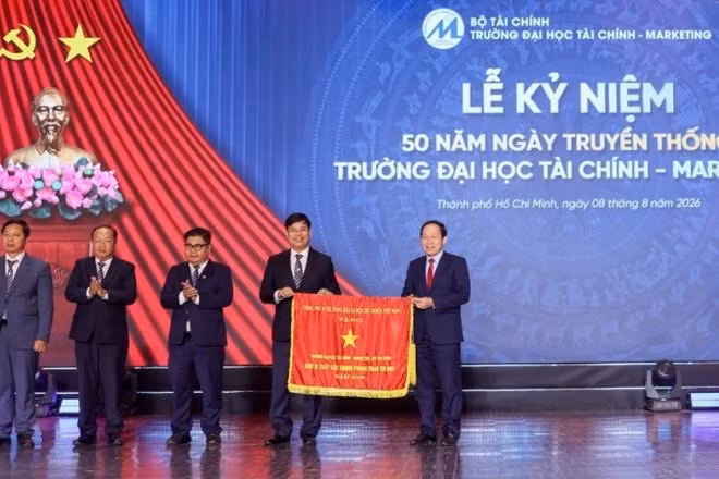 Phó Thủ tướng Lê Tiến Châu trao tặng Cờ Thi đua của Chính phủ cho tập thể UFM. (Ảnh: UFM)