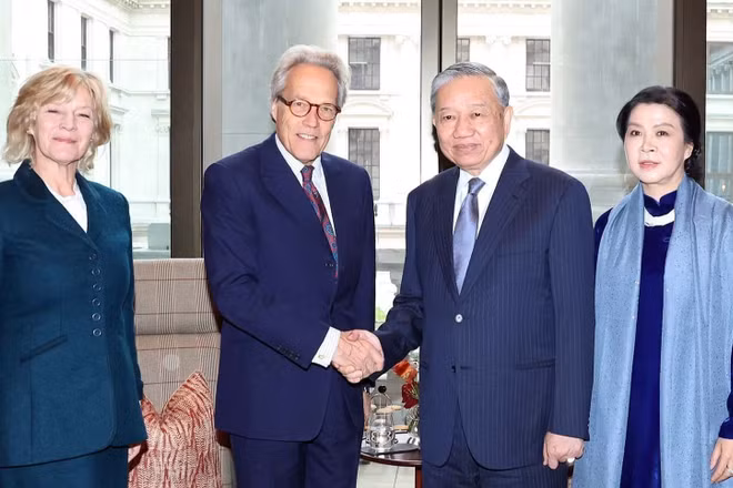 Tổng Bí thư Tô Lâm và Phu nhân tiếp Công tước xứ Richmond Charles Gordon-Lennox và Phu nhân. (Ảnh: THỐNG NHẤT - TTXVN)
