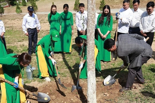 Tập thể cán bộ, người lao động Tổng Công ty Thương mại và Xây dựng số 6 trồng cây hưởng ứng chương trình “No6 Green - giữ mãi màu xanh vùng đất lịch sử Điện Biên Phủ”.