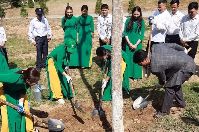 Tập thể cán bộ, người lao động Tổng Công ty Thương mại và Xây dựng số 6 trồng cây hưởng ứng chương trình “No6 Green - giữ mãi màu xanh vùng đất lịch sử Điện Biên Phủ”.