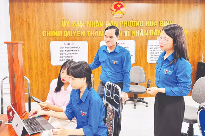 Đoàn viên phường Hòa Bình, tỉnh Phú Thọ hỗ trợ người dân tra cứu thông tin trên Cổng dịch vụ công trực tuyến.
