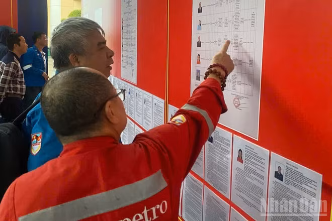 Cử tri tại khu vực bỏ phiếu sớm số 7, bầu đại biểu Quốc hội khóa XVI và đại biểu Hội đồng nhân dân các cấp nhiệm kỳ 2026-2031, ngày 26/2/2026, tại phường Tam Thắng, Thành phố Hồ Chí Minh. (Ảnh: HẢI CHÍNH)