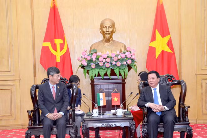 Đồng chí Nguyễn Xuân Thắng, Ủy viên Bộ Chính trị, Giám đốc Học viện Chính trị quốc gia Hồ Chí Minh, Chủ tịch Hội đồng Lý luận Trung ương tiếp Đại sứ đặc mệnh toàn quyền Ấn Độ tại Việt Nam Tshering W. Sherpa. (Ảnh: PHẠM CƯỜNG)