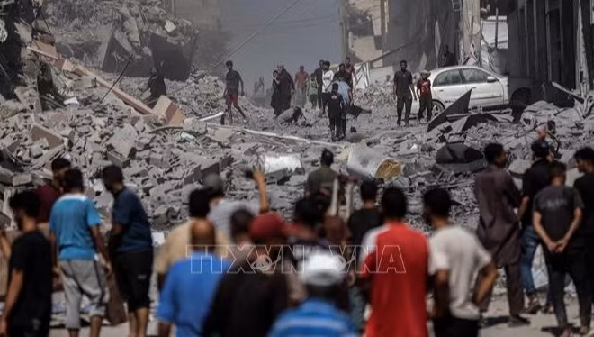 Đống đổ nát sau cuộc không kích của Israel xuống thành phố Gaza ngày 12/9/2025. (Ảnh: THX/TTXVN)