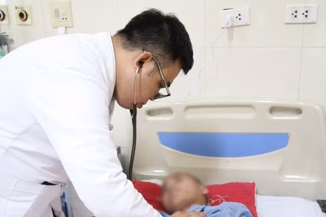 Các bác sĩ thường xuyên thăm khám, đánh giá kết quả điều trị cho người bệnh.