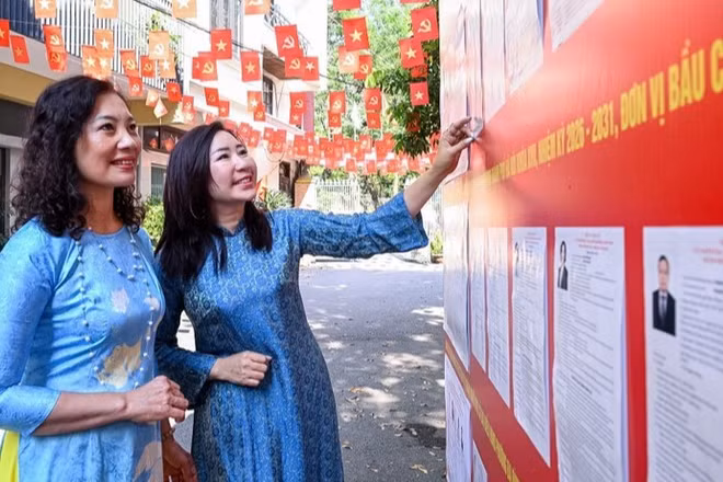 Điểm niêm yết danh sách cử tri Khu vực bầu cử số 7, Tổ bầu cử số 3, phường Ba Đình, TP Hà Nội. (Ảnh: Thành Đạt)