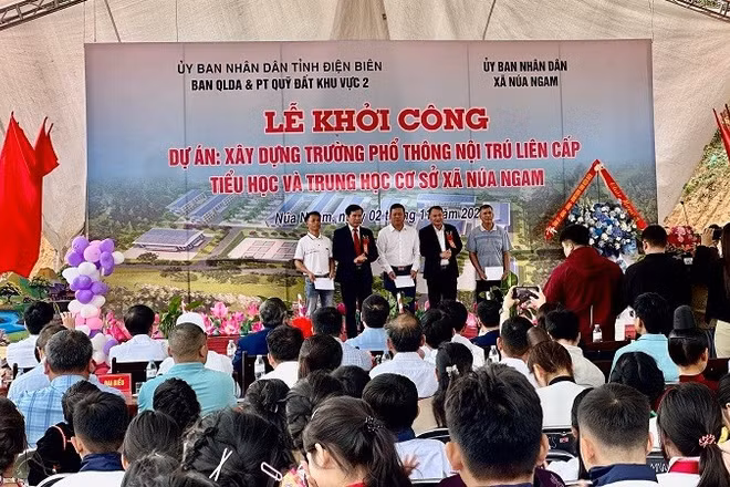 Đại diện lãnh đạo Ban Quản lý dự án và phát triển quỹ đất khu vực 2, lãnh đạo xã Núa Ngam trao quà, cảm ơn 3 gia đình đã tự nguyện hiến đất góp phần vào mặt bằng để xây dựng Trường liên cấp xã Núa Ngam.